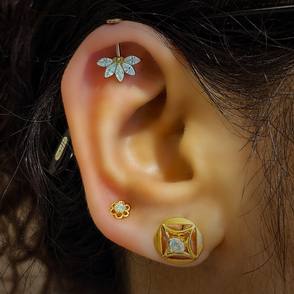 18K Gold Floral Moissanite Stud