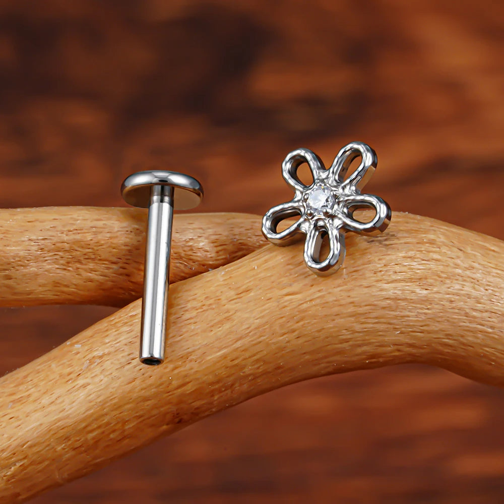 Lab_Flower_04 ASTM F136 Titanium 16G (1.2mm) Internally Threaded Flower Stud